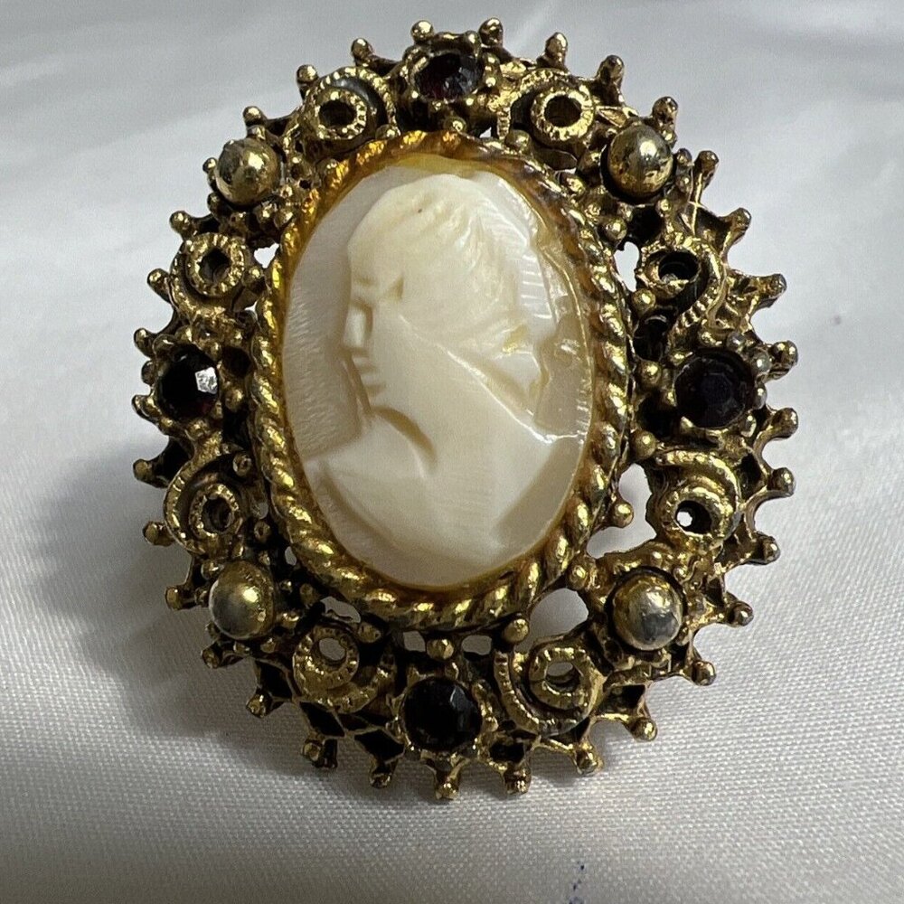 Vintage Florenza‎ Gold Tone Hand Carved Shell Lady Cameo Ring Adjustable rubyred
